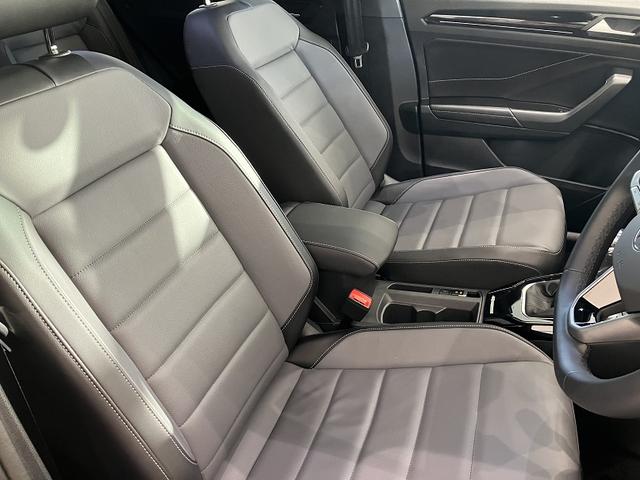 Ｔ－ロック ＴＳＩ　ブラックスタイル　Ｎａｖｉ　レザーシート　フォルクスワーゲン純正インフォテイメントシステム　パークディスタンスコントロール　ドライブレコーダー　ＬＥＤマトリックスヘッドライト　パワーテールゲート　アルミホイール（17枚目）