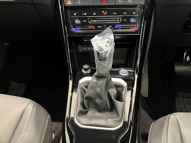 Ｔ－ロック ＴＳＩ　ブラックスタイル　Ｎａｖｉ　レザーシート　フォルクスワーゲン純正インフォテイメントシステム　パークディスタンスコントロール　ドライブレコーダー　ＬＥＤマトリックスヘッドライト　パワーテールゲート　アルミホイール（24枚目）