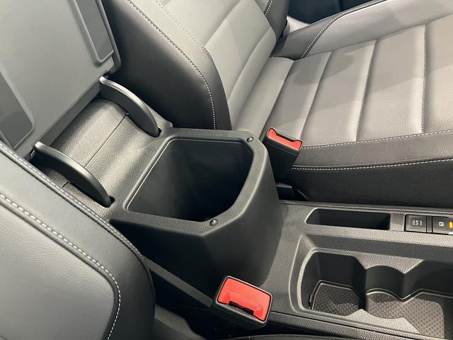 Ｔ－ロック ＴＳＩ　ブラックスタイル　Ｎａｖｉ　レザーシート　フォルクスワーゲン純正インフォテイメントシステム　パークディスタンスコントロール　ドライブレコーダー　ＬＥＤマトリックスヘッドライト　パワーテールゲート　アルミホイール（27枚目）