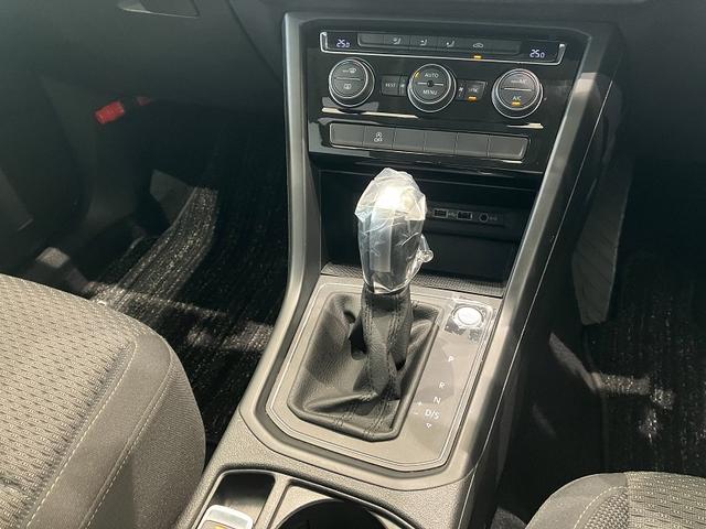 ゴルフトゥーラン ＴＳＩ　コンフォートライン　アップグレードパッケージ　スマートエントリー＆スタートシステム　　Ｎａｖｉ　フォルクスワーゲン純正インフォテイメントシステム　ＬＥＤヘッドライト　シルバールーフレール（19枚目）