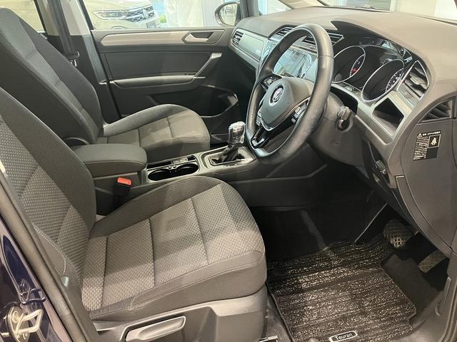 ゴルフトゥーラン ＴＳＩ　コンフォートライン　アップグレードパッケージ　スマートエントリー＆スタートシステム　　Ｎａｖｉ　フォルクスワーゲン純正インフォテイメントシステム　ＬＥＤヘッドライト　シルバールーフレール（50枚目）