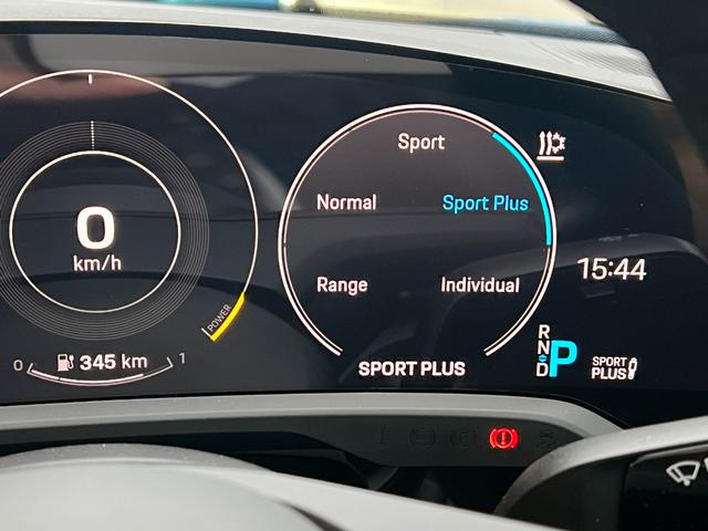 タイカン タイカン　パフォーマンスバッテリープラス　ネプチューンブルー　２０インチターボエアロホイール　スポーツクロノパッケージ　１４Ｗａｙコンフォートメモリーシート　４＋１シート　パワーステアリングプラス（4枚目）