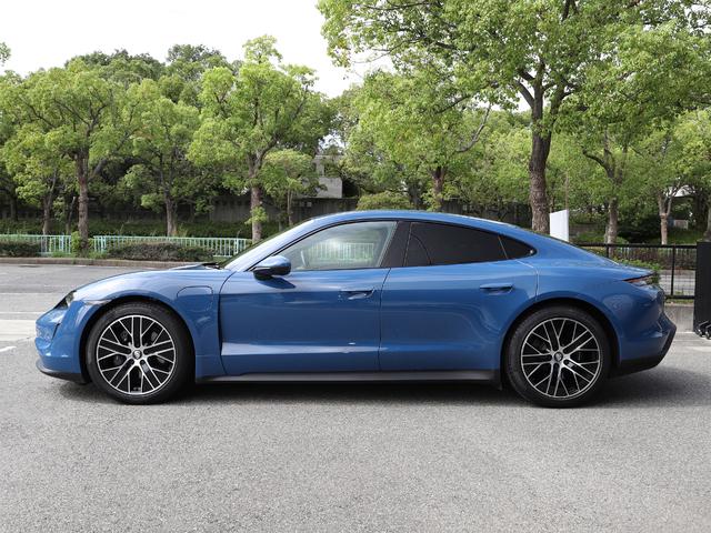 タイカン タイカン　パフォーマンスバッテリープラス　ネプチューンブルー　２０インチターボエアロホイール　スポーツクロノパッケージ　１４Ｗａｙコンフォートメモリーシート　４＋１シート　パワーステアリングプラス（6枚目）