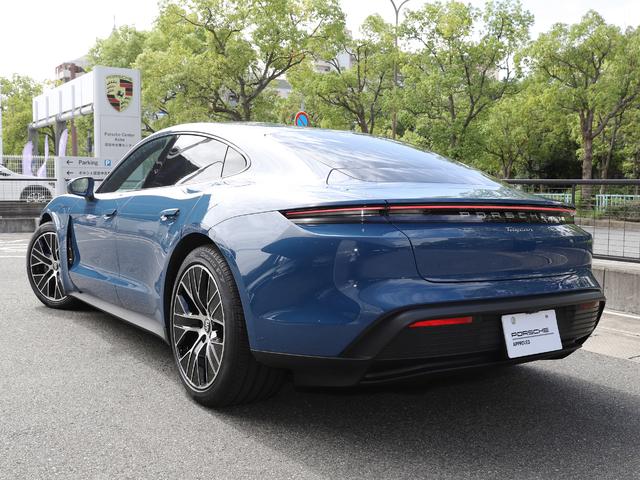 タイカン タイカン　パフォーマンスバッテリープラス　ネプチューンブルー　２０インチターボエアロホイール　スポーツクロノパッケージ　１４Ｗａｙコンフォートメモリーシート　４＋１シート　パワーステアリングプラス（7枚目）