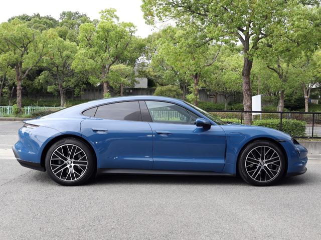 タイカン タイカン　パフォーマンスバッテリープラス　ネプチューンブルー　２０インチターボエアロホイール　スポーツクロノパッケージ　１４Ｗａｙコンフォートメモリーシート　４＋１シート　パワーステアリングプラス（26枚目）