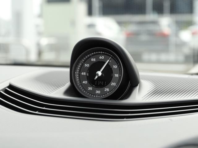 タイカン タイカン　パフォーマンスバッテリープラス　ネプチューンブルー　２０インチターボエアロホイール　スポーツクロノパッケージ　１４Ｗａｙコンフォートメモリーシート　４＋１シート　パワーステアリングプラス（41枚目）