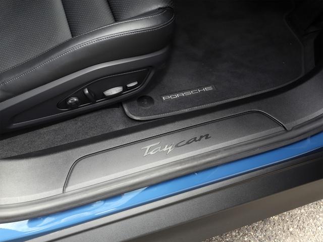 タイカン タイカン　パフォーマンスバッテリープラス　ネプチューンブルー　２０インチターボエアロホイール　スポーツクロノパッケージ　１４Ｗａｙコンフォートメモリーシート　４＋１シート　パワーステアリングプラス（48枚目）