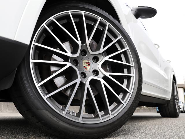 カイエンクーペ カイエンクーペ　プラチナエディション　スポーツデザインフロントエプロン　２２インチＲＳスパイダーホイール　　　　１４Ｗａｙコンフォートメモリーシート　ＬＥＤヘッドライト　アクティブレーンキーピング　リアセンターシート（２＋１）（3枚目）