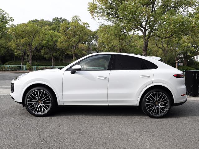 カイエンクーペ カイエンクーペ　プラチナエディション　スポーツデザインフロントエプロン　２２インチＲＳスパイダーホイール　　　　１４Ｗａｙコンフォートメモリーシート　ＬＥＤヘッドライト　アクティブレーンキーピング　リアセンターシート（２＋１）（6枚目）