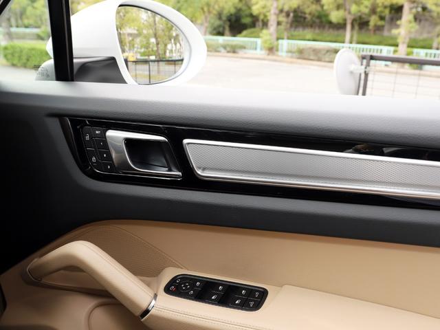 カイエンクーペ カイエンクーペ　プラチナエディション　スポーツデザインフロントエプロン　２２インチＲＳスパイダーホイール　　　　１４Ｗａｙコンフォートメモリーシート　ＬＥＤヘッドライト　アクティブレーンキーピング　リアセンターシート（２＋１）（54枚目）