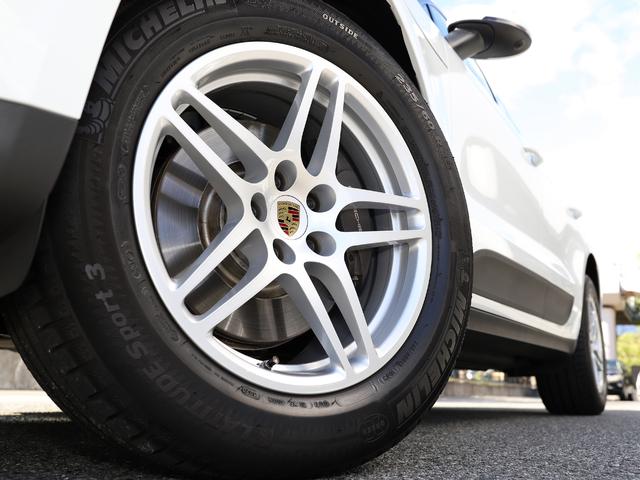 マカン マカン　スポーツテールパイプ（シルバー）　１８インチマカンＳホイール　プライバシーガラス　カラークレストホイールセンターキャップ　フロアマット（10枚目）