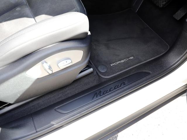 マカン マカン　スポーツテールパイプ（シルバー）　１８インチマカンＳホイール　プライバシーガラス　カラークレストホイールセンターキャップ　フロアマット（42枚目）