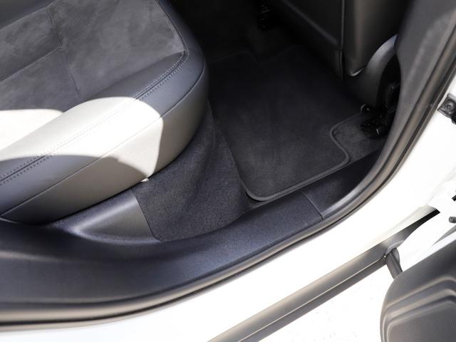 マカン マカン　スポーツテールパイプ（シルバー）　１８インチマカンＳホイール　プライバシーガラス　カラークレストホイールセンターキャップ　フロアマット（43枚目）