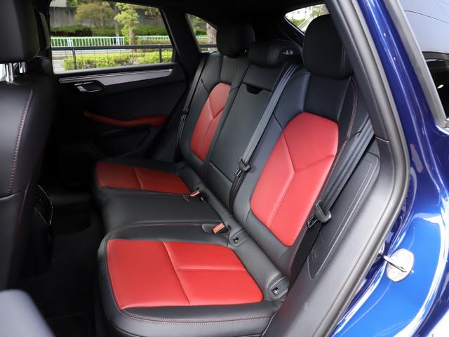 マカン マカン ゲンチアンブルーM レザーパッケージ スポーツクロノPKG LEDヘッドライト プライバシーガラス ドライバーメモリーPKG サイドウィンドウトリム(ハイグロスブラック)(46枚目)