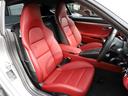 人間工学に基づいて設計されたフロントのスポーツシートは、サイドボルスターとヘッドレストが一体化され、ダイナミックなドライビングと優れた座り心地を両立。