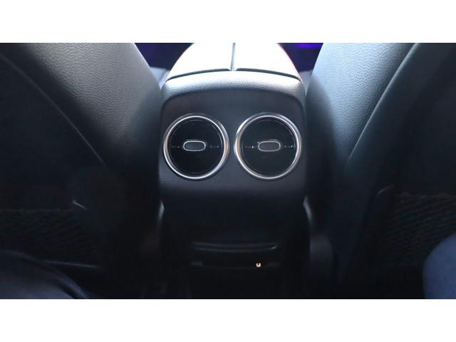 最大１００項目にも及ぶ点検を熟練のメカニックが実施し、メルセデス・ベンツの定める厳しい基準をクリアしたお車のみご納車いたします。＞後部座席エアコン吹出口