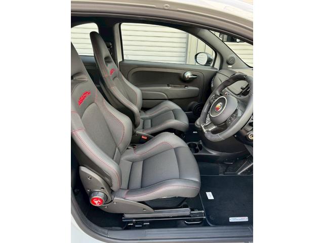 アバルト６９５ コンペティツィオーネ　ＳＡＢＥＬＴカーボンシェルシート　ＢＲＥＭＢＯキャリパー　ＲＥＣＯＲＤ　ＭＯＮＺＡマフラー　メダルアンテナ　純正ドライブレコーダー（6枚目）