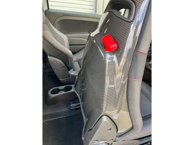 アバルト６９５ コンペティツィオーネ　ＳＡＢＥＬＴカーボンシェルシート　ＢＲＥＭＢＯキャリパー　ＲＥＣＯＲＤ　ＭＯＮＺＡマフラー　メダルアンテナ　純正ドライブレコーダー（12枚目）