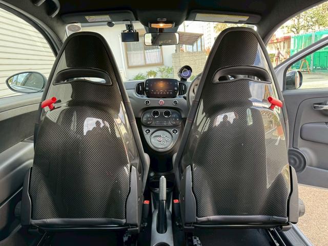 アバルト６９５ コンペティツィオーネ　ＳＡＢＥＬＴカーボンシェルシート　ＢＲＥＭＢＯキャリパー　ＲＥＣＯＲＤ　ＭＯＮＺＡマフラー　メダルアンテナ　純正ドライブレコーダー（14枚目）