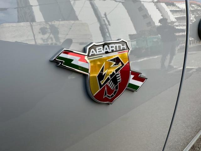 アバルト６９５ コンペティツィオーネ　ＳＡＢＥＬＴカーボンシェルシート　ＢＲＥＭＢＯキャリパー　ＲＥＣＯＲＤ　ＭＯＮＺＡマフラー　メダルアンテナ　純正ドライブレコーダー（18枚目）