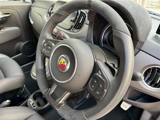 アバルト６９５ コンペティツィオーネ　ＳＡＢＥＬＴカーボンシェルシート　ＢＲＥＭＢＯキャリパー　ＲＥＣＯＲＤ　ＭＯＮＺＡマフラー　メダルアンテナ　純正ドライブレコーダー（28枚目）