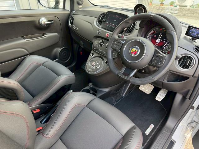 アバルト６９５ コンペティツィオーネ　ＳＡＢＥＬＴカーボンシェルシート　ＢＲＥＭＢＯキャリパー　ＲＥＣＯＲＤ　ＭＯＮＺＡマフラー　メダルアンテナ　純正ドライブレコーダー（33枚目）