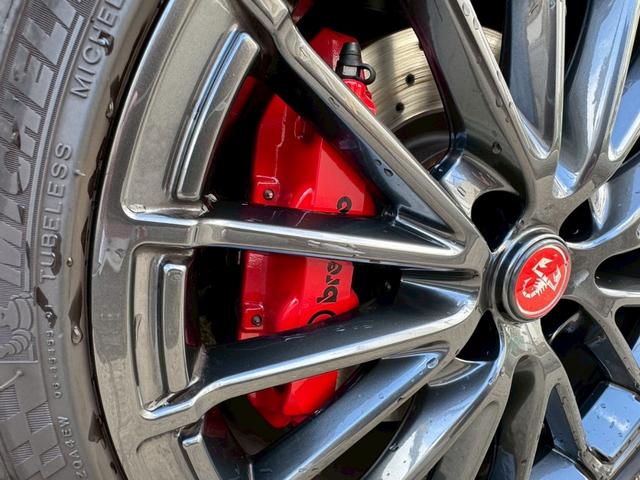 アバルト６９５ コンペティツィオーネ　ＳＡＢＥＬＴカーボンシェルシート　ＢＲＥＭＢＯキャリパー　ＲＥＣＯＲＤ　ＭＯＮＺＡマフラー　メダルアンテナ　純正ドライブレコーダー（43枚目）