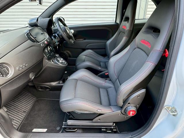 アバルト６９５ コンペティツィオーネ　ＳＡＢＥＬＴカーボンシェルシート　ＢＲＥＭＢＯキャリパー　ＲＥＣＯＲＤ　ＭＯＮＺＡマフラー　メダルアンテナ　純正ドライブレコーダー（45枚目）