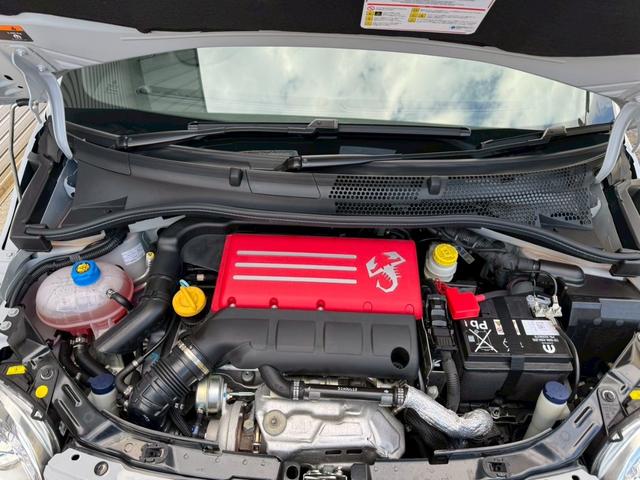 アバルト６９５ コンペティツィオーネ　ＳＡＢＥＬＴカーボンシェルシート　ＢＲＥＭＢＯキャリパー　ＲＥＣＯＲＤ　ＭＯＮＺＡマフラー　メダルアンテナ　純正ドライブレコーダー（52枚目）