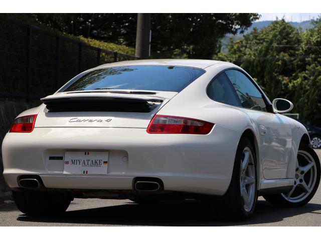 ９１１ ９１１カレラ４　ターボボディ　１８インチカレラＩＩＩホイール　ＰＳＭ　キセノンライト　電動サンルーフ　ブラックレザー　シートヒーター　取説　保証書　ワンオーナー車（24枚目）