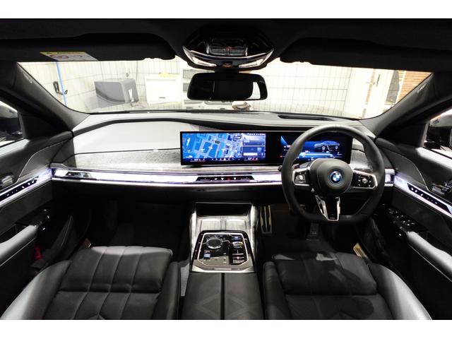 i7 xDrive 60 Mスポーツ 元メーカー車両 Bowers&Wilkinsスピーカー パノラマガラスサンルーフ ソフトクローザードア 全方位カメラ 純正20インチアルミ ブラックレザーシート ベンチレーションシート 認定中古車(5枚目)