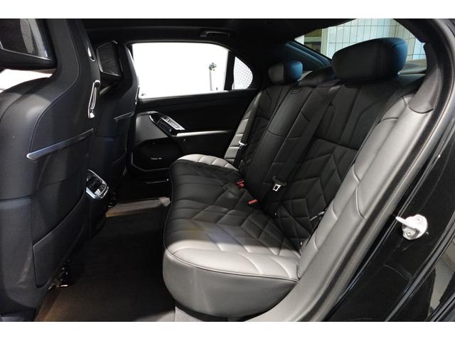 i7 xDrive 60 Mスポーツ 元メーカー車両 Bowers&Wilkinsスピーカー パノラマガラスサンルーフ ソフトクローザードア 全方位カメラ 純正20インチアルミ ブラックレザーシート ベンチレーションシート 認定中古車(23枚目)