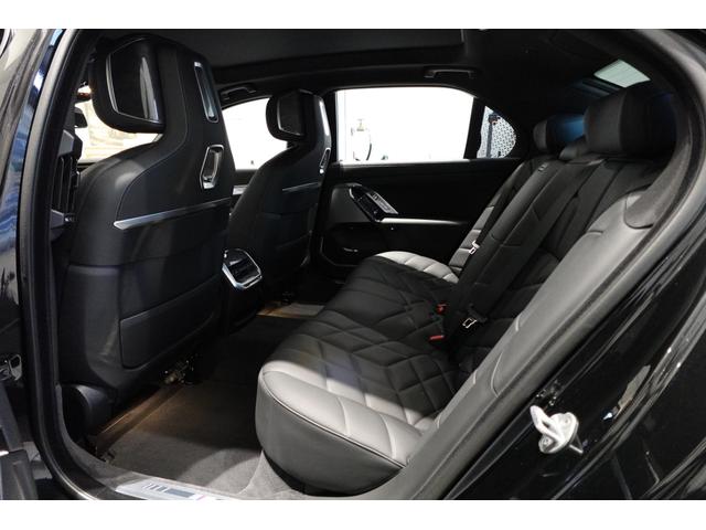 i7 xDrive 60 Mスポーツ 元メーカー車両 Bowers&Wilkinsスピーカー パノラマガラスサンルーフ ソフトクローザードア 全方位カメラ 純正20インチアルミ ブラックレザーシート ベンチレーションシート 認定中古車(24枚目)