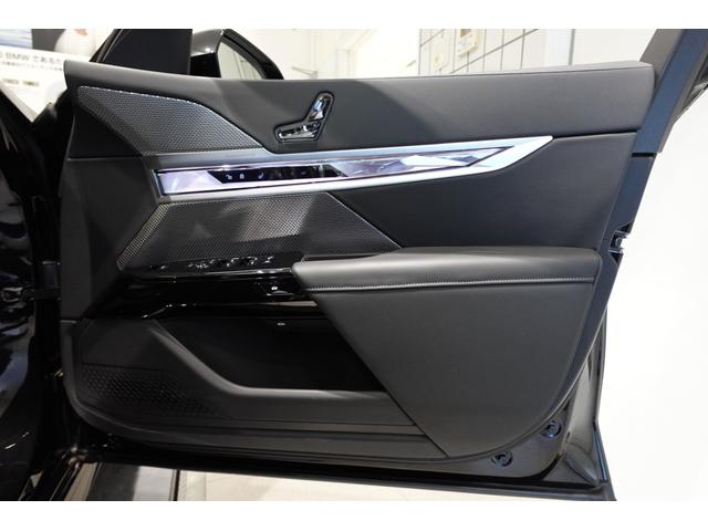i7 xDrive 60 Mスポーツ 元メーカー車両 Bowers&Wilkinsスピーカー パノラマガラスサンルーフ ソフトクローザードア 全方位カメラ 純正20インチアルミ ブラックレザーシート ベンチレーションシート 認定中古車(35枚目)