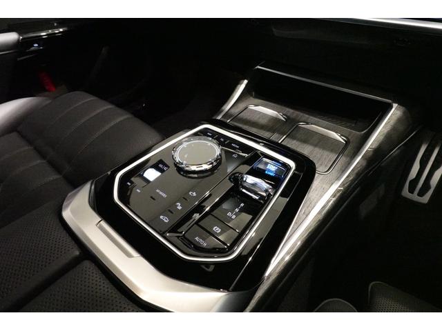 i7 xDrive 60 Mスポーツ 元メーカー車両 Bowers&Wilkinsスピーカー パノラマガラスサンルーフ ソフトクローザードア 全方位カメラ 純正20インチアルミ ブラックレザーシート ベンチレーションシート 認定中古車(43枚目)