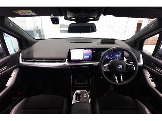 2シリーズ 218iアクティブツアラー Mスポーツ 元デモカー テクノロジーパッケージ ハーフレザーシート 全方位カメラ ヘッドアップディスプレイ アダプティブヘッドライト シートヒーター ワイヤレスチャージング 電動リアゲート 禁煙車 認定中古車(5枚目)