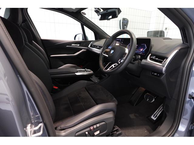 2シリーズ 218iアクティブツアラー Mスポーツ 元デモカー テクノロジーパッケージ ハーフレザーシート 全方位カメラ ヘッドアップディスプレイ アダプティブヘッドライト シートヒーター ワイヤレスチャージング 電動リアゲート 禁煙車 認定中古車(18枚目)