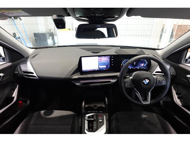 １シリーズ １２０ｄ　元デモカー　テクノロジーパッケージ　全方位カメラ　ヘッドアップディスプレイ　ワイヤレスチャージング　シートヒーター　ブラインドスポットモニター　電動リアゲート　アダプティブヘッドライト　認定中古車（5枚目）