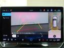 後退時、ディスプレイに後方の状況を表示して、ドライバーの後方視界を支援します。