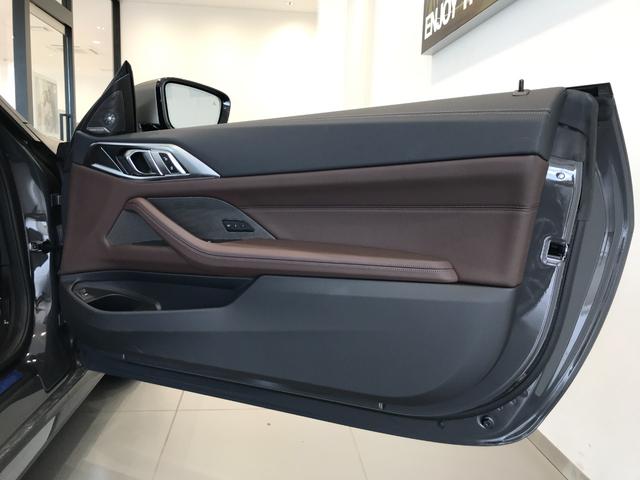 M440i xDriveクーペ 弊社デモカー ガラスサンルーフ モカレザーシート レーザーライト 19インチアルミホイール ヘッドアップディスプレイ アクティブクルーズコントロール ステアリングアシスト 全周囲カメラ 全周囲センサー(55枚目)