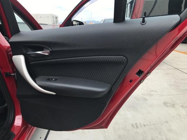 118i スポーツ 純正ナビ マルチファンクションステアリング 走行切り替えモード bluetooth搭載車両 バックカメラ バックモニター ETC搭載付きルームミラー LEDヘッドライト プラスPKG 純正クロスシート(56枚目)