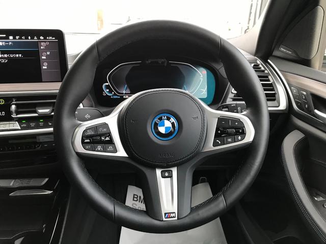 Mスポーツ EV車両 サンプロテクションガラス アダプティブLEDヘッドライト 全方位カメラ ヘッドアップディスプレイ ハンドルヒーター ブラックレザーシート シートヒーター 電動パノラマサンルーフ 20inAW(65枚目)