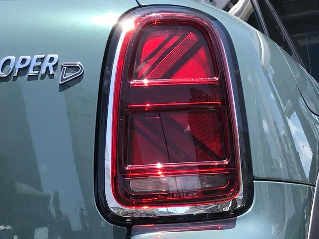 クーパーD クロスオーバー エッセンシャル・トリム 弊社下取車 ワンオーナー クルーズコントロール アンビエントライト ユニオンジャックテールランプ 純正17インチブラックホイール ユニオンジャックミラーキャップ 純正HDDナビ バックカメラ ETC(11枚目)