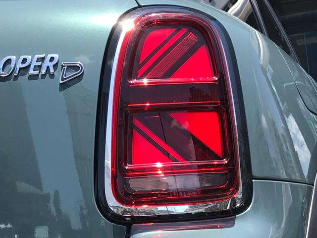 クーパーD クロスオーバー エッセンシャル・トリム 弊社下取車 ワンオーナー クルーズコントロール アンビエントライト ユニオンジャックテールランプ 純正17インチブラックホイール ユニオンジャックミラーキャップ 純正HDDナビ バックカメラ ETC(12枚目)