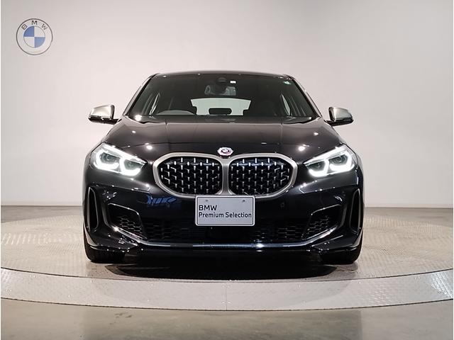 Ｍ１３５ｉ　ｘＤｒｉｖｅ　Ｍブレーキ　アクティブクルーズコントロール　衝突被害軽減ブレーキ　Ｂｌｕｔｏｏｔｈ搭載車両　電動リアゲート　電動シート　マルチファンクションステアリング　アルカンターラシート　純正１８ＡＷ(5枚目)