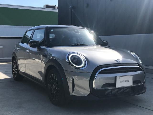 ＭＩＮＩ クーパーＤプレミアムプラスパックエッセンシャルトリム　弊社デモカー　ブラウンレザーシート　衝突被害軽減ブレーキ　シートヒーター　アップルカープレイ　Ｂｌｕｅｔｏｏｔｎ搭載車両　バックカメラ　スマートキー　オートエアコン　オートワイパー　オートライト（6枚目）