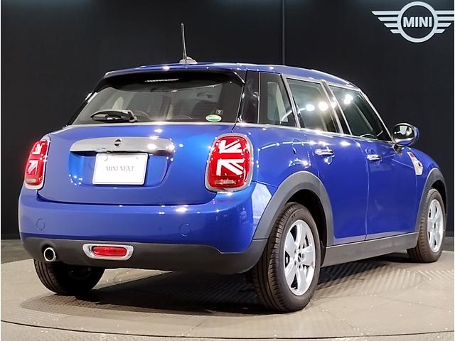 ＭＩＮＩ ヴィクトリア　衝突軽減ブレーキ　社外バックカメラ　ユニオンジャックテールライト　Ｂｌｕｅｔｏｏｔｈ接続　純正ＨＤＤナビ　スポーツステアリング　マルチファンクションステアリング　１５インチＡＷ　アンビエントライト（8枚目）