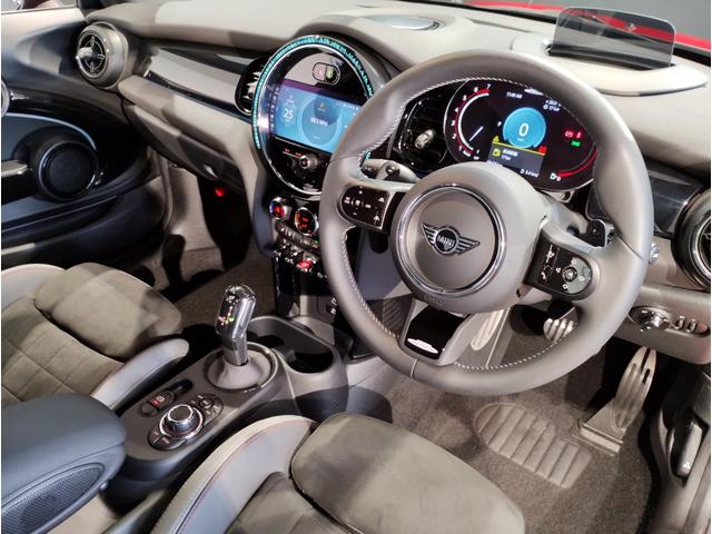ＭＩＮＩ ＪＣＷ　プレミアムプラスパッケージ　ＪＣＷトリム　ダイナミカレザーシート　スマートキー　衝突被害軽減ブレーキ　ヘッドアップディスプレイ　シートヒーター　Ｂｌｕｔｏｏｔｈ搭載車両　衝突被害軽減ブレーキ　ＪＣＷトリム　アクティブクルーズコントロール（13枚目）
