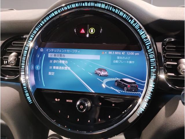 ＭＩＮＩ ＪＣＷ　プレミアムプラスパッケージ　ＪＣＷトリム　ダイナミカレザーシート　スマートキー　衝突被害軽減ブレーキ　ヘッドアップディスプレイ　シートヒーター　Ｂｌｕｔｏｏｔｈ搭載車両　衝突被害軽減ブレーキ　ＪＣＷトリム　アクティブクルーズコントロール（70枚目）