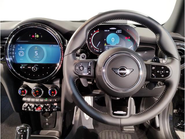 ＭＩＮＩ ジョンクーパーワークスプレミアム＋Ｐエセンシルトリム　ダイナミカレザーシート　アップルカープレイ　アクティブクルーズコントロール　ヘッドアップディスプレイ　衝突被害軽減ブレーキ　１７インチアルミホイール　前後障害物センサー　スマートキー　シートヒーター（45枚目）